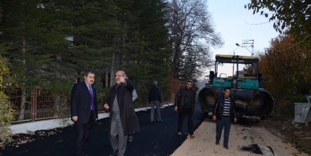 Başkan Süleyman Eser, Asfalt Çalişmasini Yerinde İnceledi