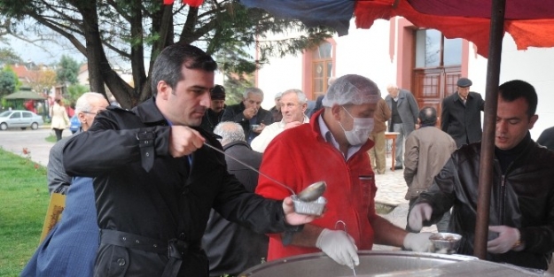 Başkan Elleriyle Aşure İkraminda Bulundu