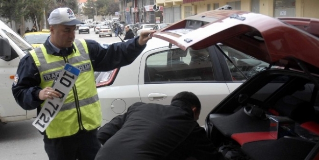 Trafik Polisinden Standart Dışı Plaka Denetimi