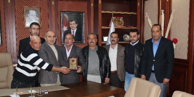 Karataş Yardımlaşma Ve Dayanışma Derneği’nden Başkan Kara’ya Plaket