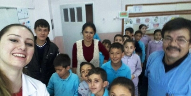 Sağlık Personeli İle Minik Öğrenciler Özçekimde