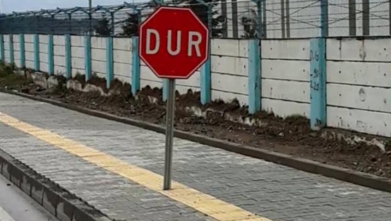 Görme engelli yoluna 'dur' tabelası görenleri şok etti