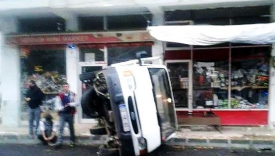 Kayganlaşan Yolda Minibüs Devrildi: 1 Yaralı