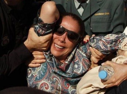 Ünlü şarkıcı cezaevine girdi