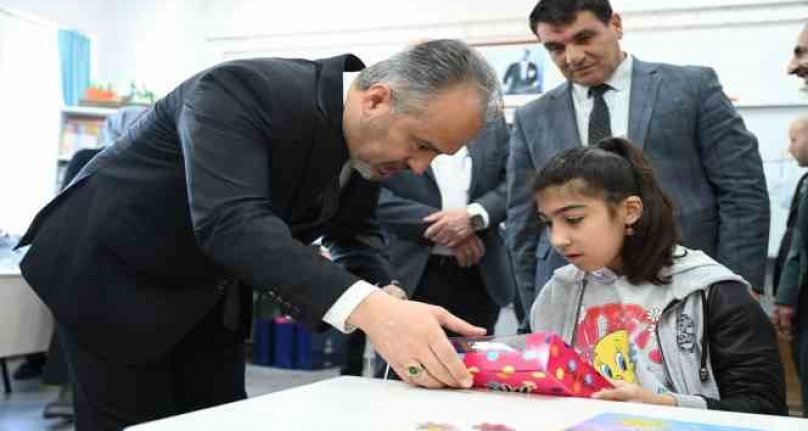 Başkan Aktaş'tan özel öğrencilere hediyeler