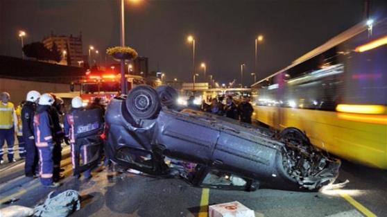 Metrobüs yolunda feci kaza