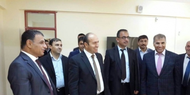 Kaymakam Ve İşadamindan Öğrencilere Kitap