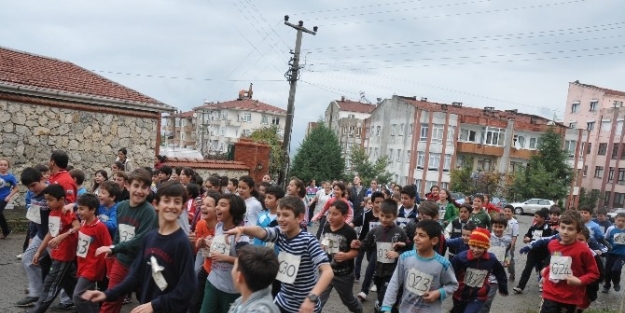 Gençler Yağmura Ve Soğuk Havaya Aldırmadılar