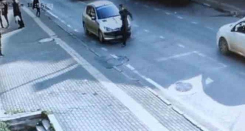 Bursa'da otomobilin çarptığı adam metrelerce savruldu