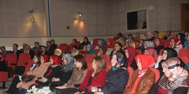 Yeryüzünde Kadın Olmak Konferansı Düzenlendi