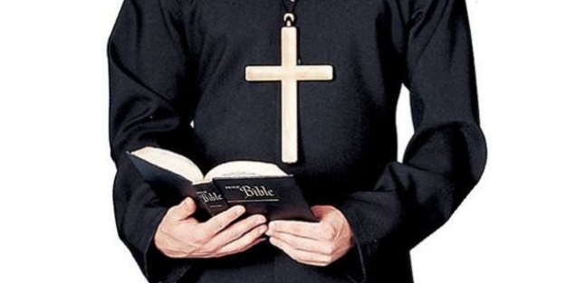 Femen grubu bir rahibi kaçırdı!