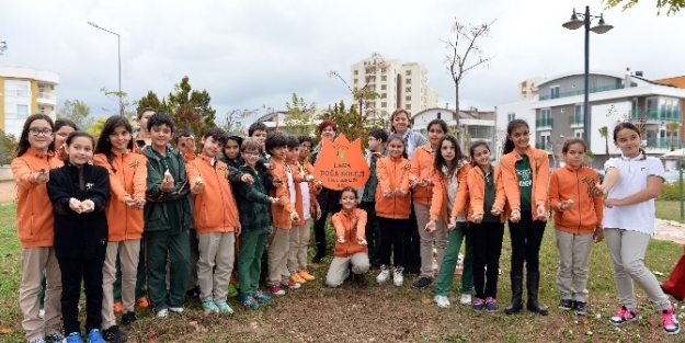 Öğrencilerden Muratpaşa’nın Parklarına Bitki Dikimi