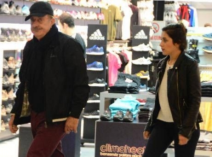 44 yaş küçük sevgilisini alışverişe çıkardı!