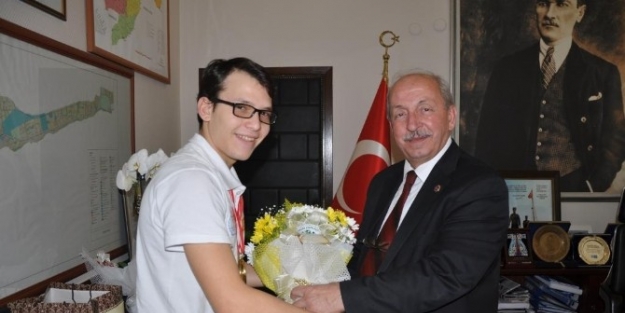 Başarılı Yüzücü Ataberk Yücel Tekirdağ Büyükşehir Belediye Başkanı Kadir Albayrak’ı Ziyaret Etti