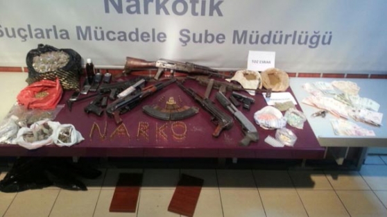 Kilitli kasadan çıkanlar polisi şok etti