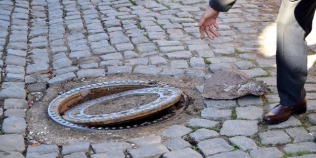 Açılan Rögar Kapağı Tehlike Saçtı