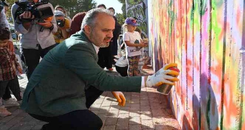 Bursa'da duvarları tuvale dönüştüren şenlik