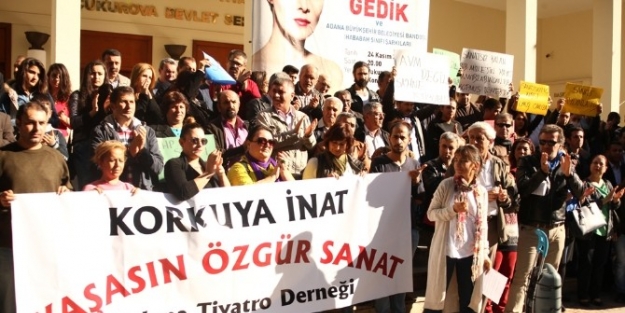 Tiyatrocular Tüsak’ı Protesto Etti