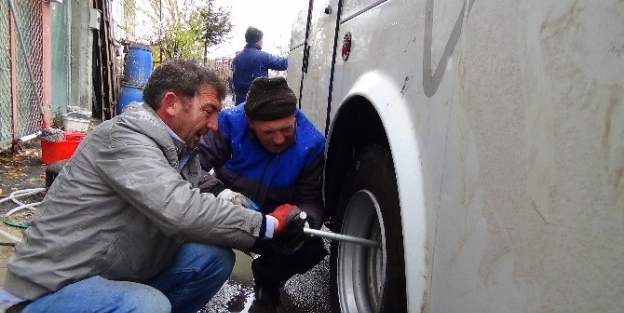 Yozgat’ta Kar Yağdı, Sürücüler Araçlarına Kar Lastiği Takmaya Başladı