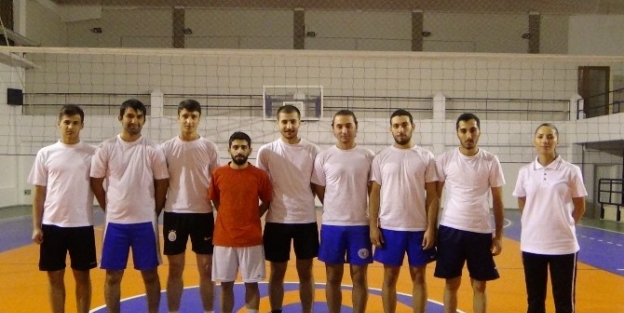 Üniversite Erkek Voleybol Takımı Grup Müsabakalarına Hazırlanıyor