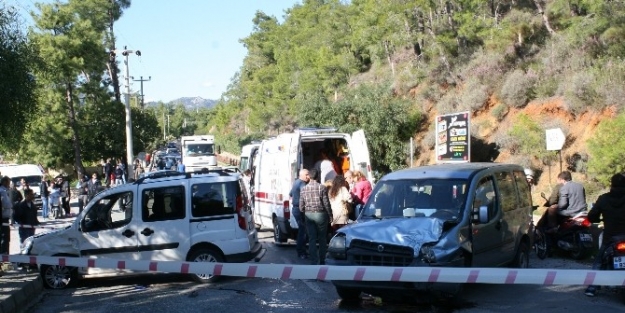 Marmaris’te Kavşakta 3 Araç Birbirine Girdi: 2 Yaralı