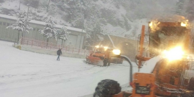 Zigana Geçidi’nde Kar Yağışı Ulaşımı Olumsuz Etkiliyor