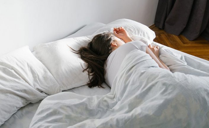 Ağır yorgan altında yatmak, uykuya dalmayı kolaylaştırıyor