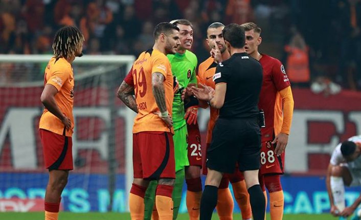 Galatasaraylı oyunculardan hakem tepkisi! 'Neden sürekli bize karşı hata yapıyorlar?'