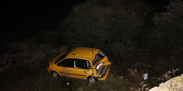 Ticari Taksi 15 Metrelik Duvardan Uçtu: 1 Yaralı
