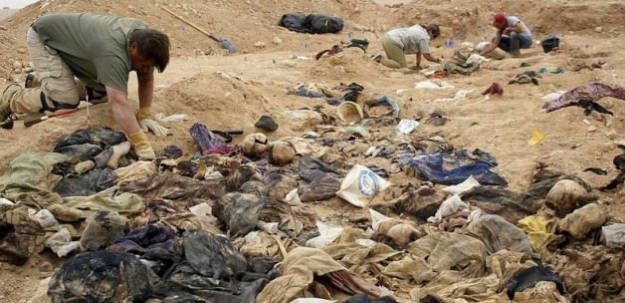 Sel suları çekilince toplu mezar ortaya çıktı!