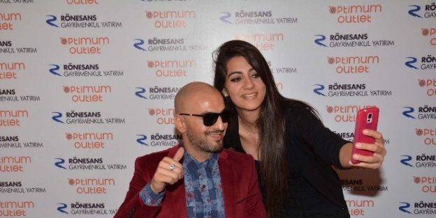 Soner Sarıkabadayı Adanalı Hayranlarıyla Buluştu