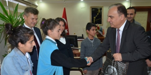 Polis, Arıcak Ve Alacakaya’dan Gelen Öğrencilere Tarihi Yerleri Gezdirdi