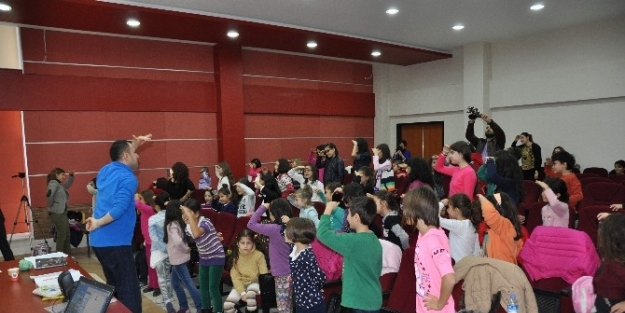 Neü Çocuk Korosu Çalişmalarini Sürdürüyor