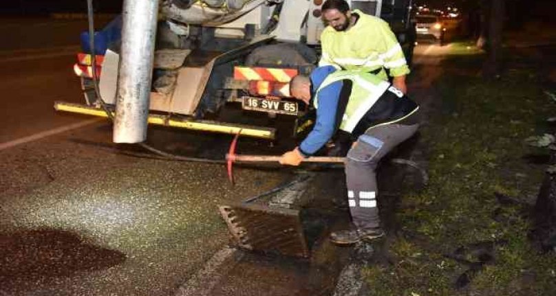 Bursa'da mazgallar gece temizleniyor