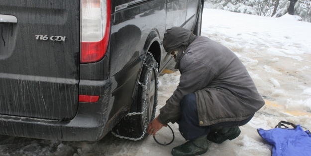 Uludağ'a yağan kar onların yüzünü güldürdü
