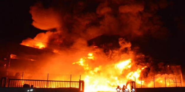 Kimya fabrikası alev alev yandı
