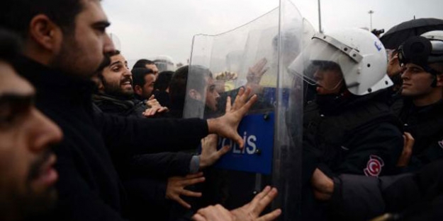 Genç CHP'lilere polis müdahalesi