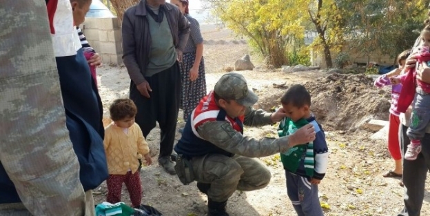 Jandarma, Köy Çocuklarina Kazak Dağıttı
