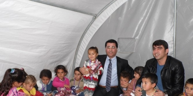 Yezidi Çocuklara Oyuncak