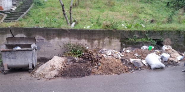 Mahalle Aralarında Toplanmayan Çöpler Kirliliğe Neden Oluyor