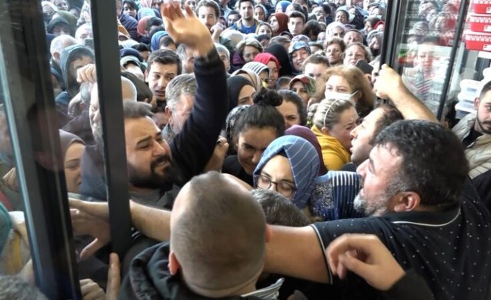 Bursa'da alışveriş çılgınlığı... Birbirlerini ezdiler