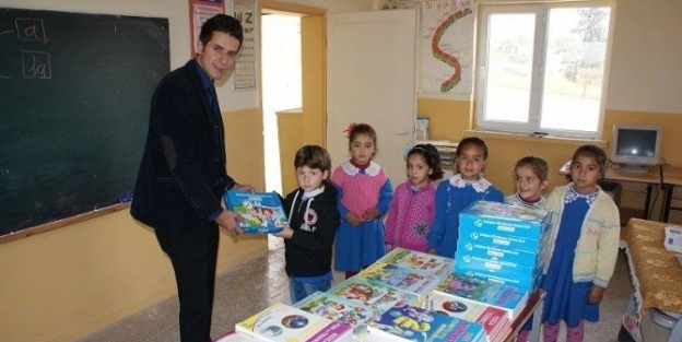 Öğretmen, Okulunun Bütün İhtiyacini Hayır Severlerin Desteği İle Karşılıyor