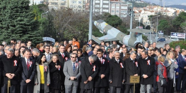 Öğretmenler Anıta Çelenk Sundu