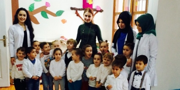 Minikler Hayatlarının İlk Öğretmenler Gününü Kutladı