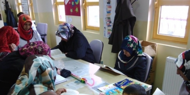 Minikler Derste Veliler Kütüphanede