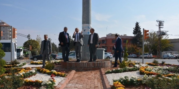 Refüjlere Çiçek Ekiliyor