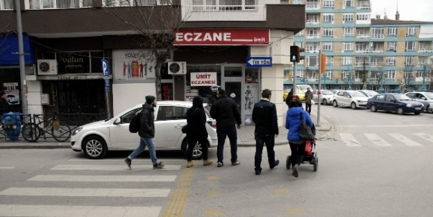 Eskişehir’de Yaya Geçidi Üzerine Park Edilen Araç Yayalara Zor Anlar Yaşattı