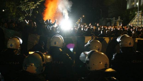 Türkler'e sokağa çıkmayın uyarısı!