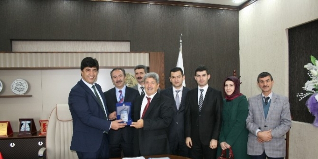 Taşbaşı, Başkan Sertoğlu’na Plaket Verdi