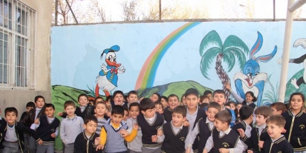Oltu Karabekir İlkokulu Duvarlarını Çizgi Film Karakterleriyle Süslediler